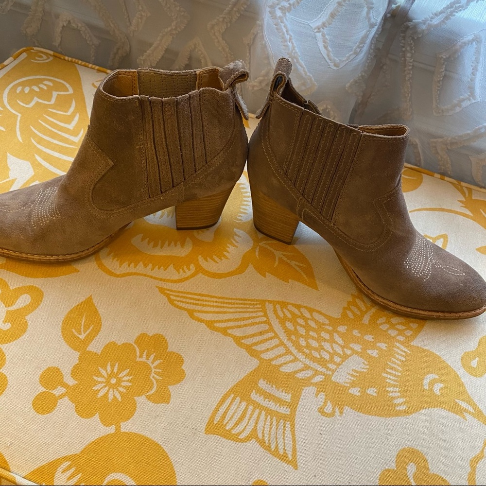Dolce Vita slip on heeled bootie neutral suede size 8
